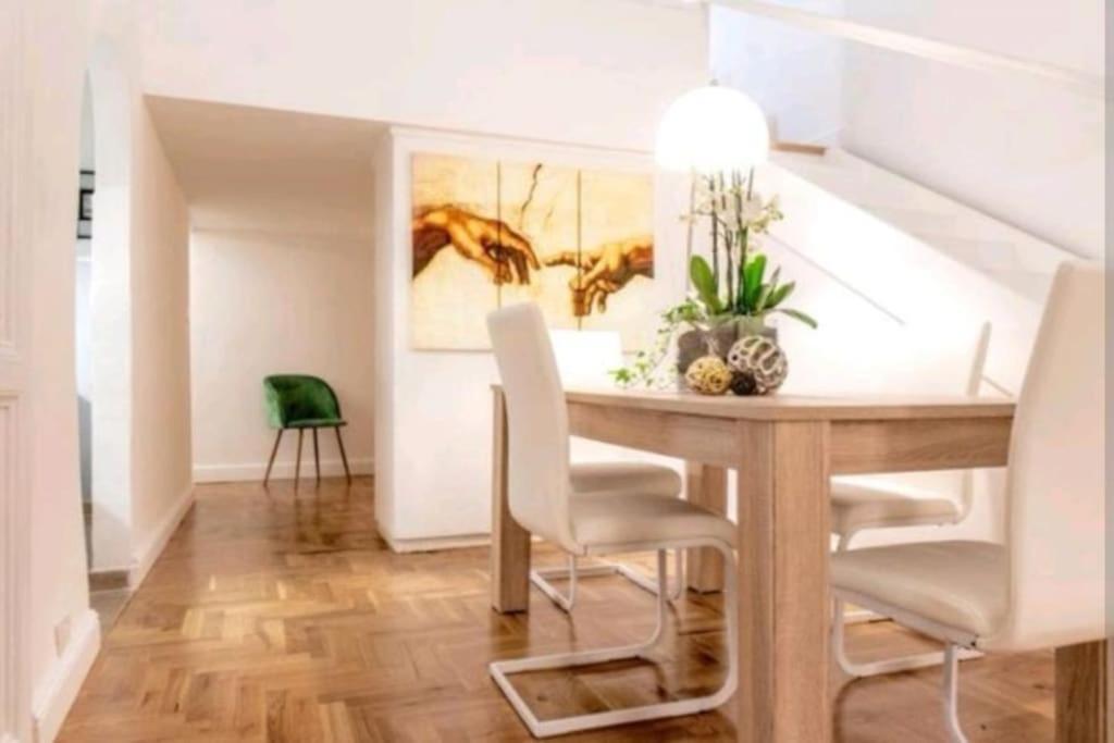 Campo De'fiori-rome By Foot Charming Aircwif Netflix Apartment Rome